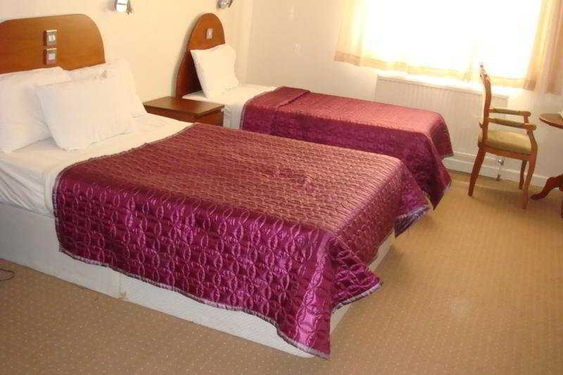 Premier West Th Hotel Лондон Екстериор снимка