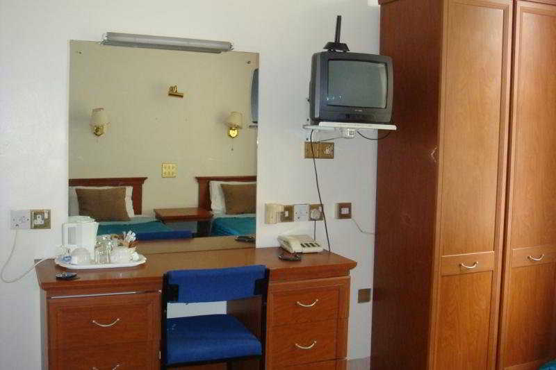 Premier West Th Hotel Лондон Екстериор снимка