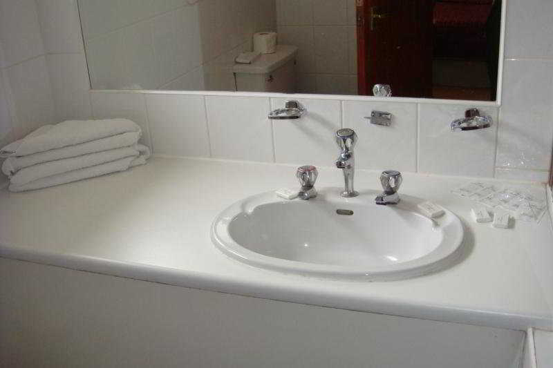 Premier West Th Hotel Лондон Екстериор снимка