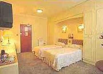 Premier West Th Hotel Лондон Екстериор снимка